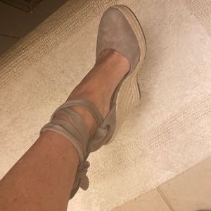 NWOT Steve Madden Barre suede closed toe espadrilles in Sand. Size 6.